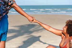 Couple heureux utilisant des chèques vacances CAF