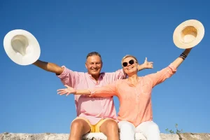 Retraités heureux profitant des chèques vacances ANCV